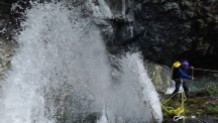 Simon derriere le geyser de Waterfall creek